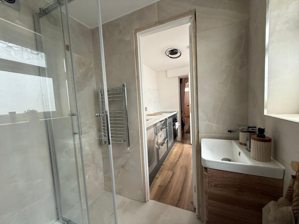 Modern 3-bed Near Stadium & *